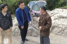 任荣：怀着感恩之心扶贫帮困图片