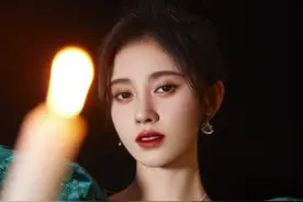 鞠婧祎实力演绎七十几斤一把搂的腰！网友：可气的是还有事业线图片