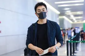 朱亚文好有范儿，西装配老爹裤穿出文艺感，硬汉也不失少年感图片