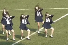 搞笑GIF段子：公共场合，鞋子掉了，那是多么尴尬的事情啊图片