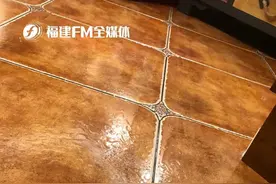 离奇！福州王女士求助：楼下一开空调，我家地板就出水图片