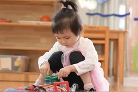 男孩公众乱射水弹枪，母亲的护犊心切，真是在为孩子保驾护航吗？图片