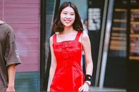 街拍：想要变身穿搭潮人，光有美貌还不够，穿衣品味也得跟上图片