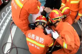 一路狂奔的消防员——网友：奔跑的样子真帅图片