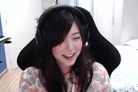 Mayumi开播，职业选手坐不住了：Faker送超火，Zoom全程蹲守图片