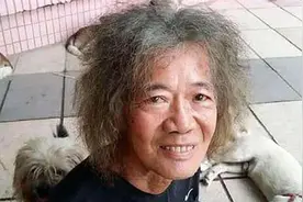 5年花光千万遗产，富二代沦落成乞丐后，依旧笑容满面图片