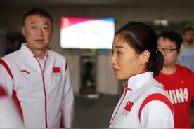 揪心！日本数名网红围堵刘诗雯，拉下口罩强行合影，国乒众将心塞图片
