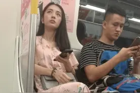 地铁偶遇心动小姐姐，裙子薄如蝉翼，网友：一眼误终生图片