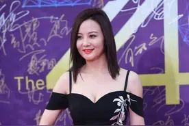 51岁陶虹穿黑吊带裙，身材丰腴迷人，年纪大了还是很有味道图片