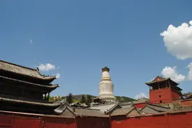 今天什么日子，五台山登山步道挤满了朝圣的信徒，一路磕头到山顶图片