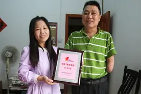 女孩为嫁残疾矿工与父母断关系，矿工用口写书法，获数百将军点赞图片