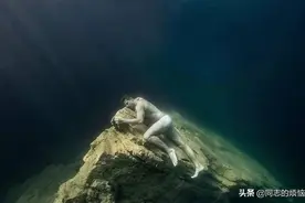 摄影师水中唯美的男模们图片