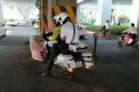 哭笑不得！真拿交警当“摩的”，考生硬付“车费”被退还图片