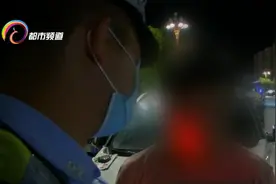 驾驶人一身酒气被查 现场撒酒疯图片