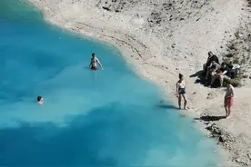 英国最危险的湖！游客不听警示，在“漂白剂”中游泳图片