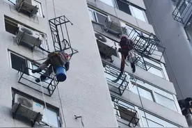 居民反映空调外挂机护栏锈蚀有破碎脱落隐患，他们马上行动图片