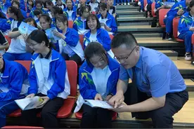 来自学生的《法治视频观后感》图片