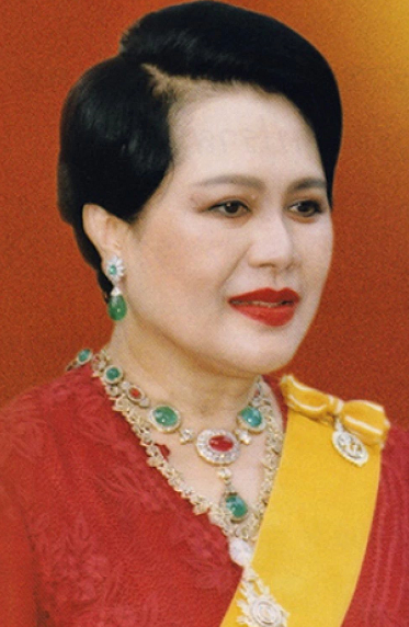 泰国最美王妃：婆婆不给王冠她戴发卡更惊艳，当嫂子还得跪小姑子