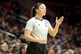 NBA美女裁判场上遇“尴尬”，黑人球员摸错部位，詹姆斯点名称赞图片