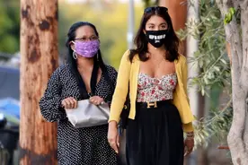 一展干练气质！凡妮莎·哈金斯穿印花抹胸搭黄色开衫出街图片