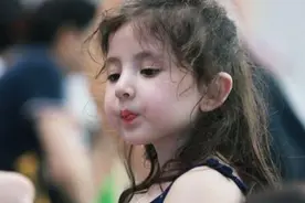 法国小女孩出生在中国，长大后回家却嫌弃法国落后，外公被气笑了图片