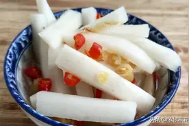 霜降多吃萝卜，教你酒店的秘制腌萝卜条做法，酸甜微辣嘎嘣脆好吃图片