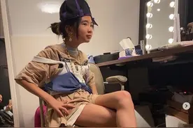 曹格11岁女儿近照，偷穿妈妈衣服和恨天高臭美，越长大越好看图片