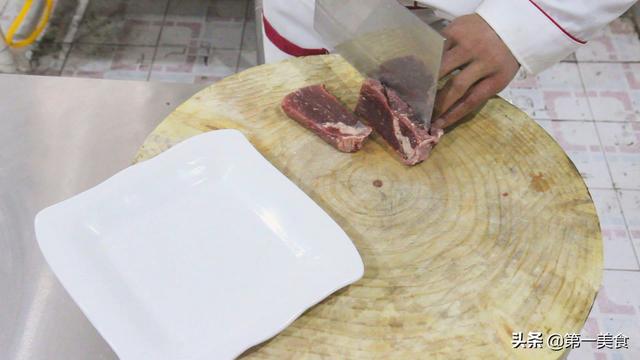 厨师长教你土豆烧牛肉的正宗做法，牛肉软烂有窍门，地道家常硬菜