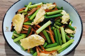 春天买蒜苔，要分清“绿头”和“红头”，差别挺大，买错不脆不嫩图片