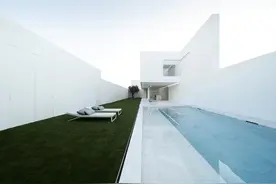 西班牙住宅，用简洁的白墙框起蓝天图片