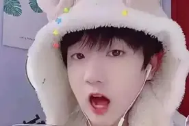 吃个桃桃被封，现又穿女装复出图片