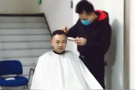 美发志愿者：“警察这么辛苦 我们总得为他们做点啥”图片