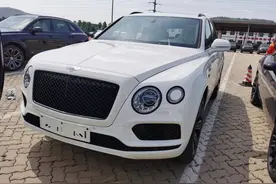 选配时钟值一辆7系 宾利添越4.0T车型港口实拍图片