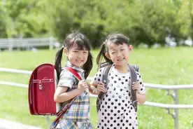 孩子小社交，背后大学问，父母主动参与才能让孩子以后变得更优秀图片