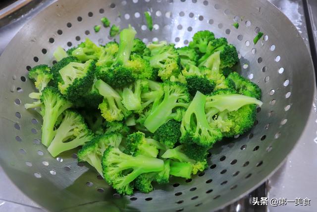 大厨分享家常蒜蓉西兰花做法，西兰花这样做清脆少油，不破坏营养