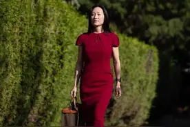 孟晚舟出庭红裙新造型真显瘦！平坦小腹惹人羡，女将风采就是霸气图片