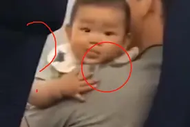 “馋猫宝宝”坐高铁，看见别人吃炸鸡满嘴口水，爸爸肩膀成亮点图片