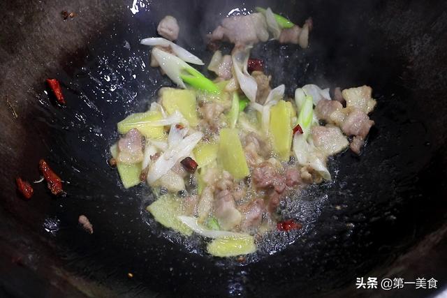 猪肉炖粉条详细做法，粉条不粘、猪肉软烂，北方人一天三顿吃不腻