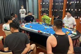 深圳警方凌晨捣毁“德州扑克”赌博窝点，查获赌资170万元图片