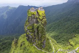 航拍贵州铜仁梵净山，云雾缭绕宛如一座天空之城图片