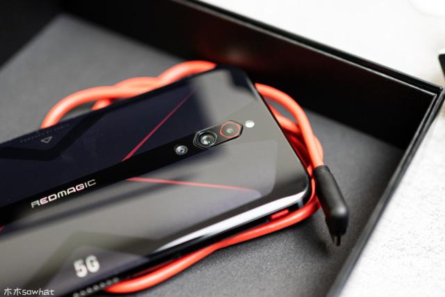 红魔5G暴走开黑，144Hz刷新率爽飞！除了打游戏它还有狠招～