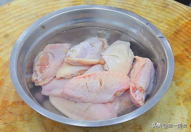 这才是盐焗鸡翅的地道做法，肉质鲜嫩，香气四溢，味道特别棒