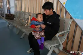 4个月男婴身患数种疾病，吓跑了妈妈，爸爸日夜守候只想救回他图片