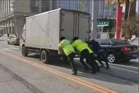 【我为群众办实事】车辆抛锚，交警变身“推车哥”图片