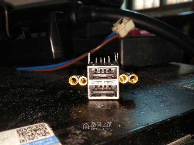 福特嘉年华给后座DIY加装点烟器及USB QC3.0充电接口