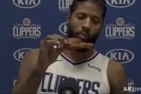 快船内讧！乔治赛后发布会狂啃孟菲斯炸鸡，小卡洗澡错过：我的呢图片