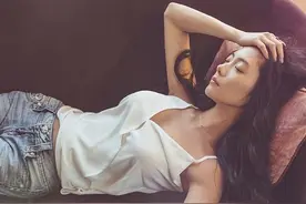 性感女星克拉拉的烦恼，我只想当个花瓶捞金，你们却把我当演员图片