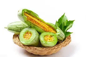 买羊角蜜时，选绿皮瓜还是白皮的？瓜农告诉你，别再买错了图片