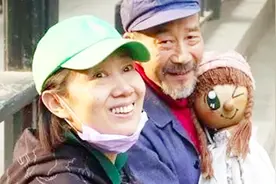 64岁李雪健和老婆罕见近照 相爱35年老婆越来越美视频封面