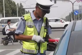 交警提醒：不要把驾驶证和行驶证放在车上，都是偷车贼惹的祸图片